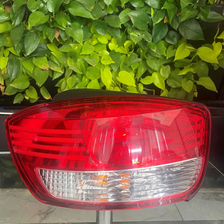چراغ عقب چپ کد 102154 مناسب برای تیبا هاچ بک